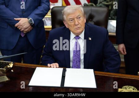 Washington DC, États-Unis. 11 décembre 2025. Le président des États-Unis Donald J. Trump lors d’une cérémonie de signature sur l’intelligence artificielle dans le bureau ovale de la Maison Blanche à Washington, DC, États-Unis, le 11 décembre 2025. Crédit : Shawn Thew / Pool via CNP / MediaPunch Banque D'Images