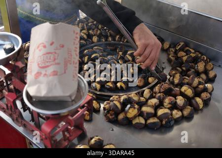 turquie istanbul 34 mai 2025. Vendre des châtaignes grillées dans une rue en hiver Banque D'Images