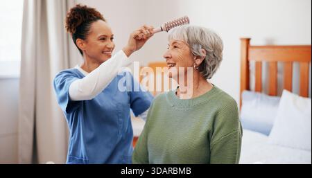 Vieille femme, infirmière et brosse pour les soins capillaires dans la chambre à coucher, heureux et aidant main avec la routine du matin. Personne âgée, soignant et peigne avec toilettage Banque D'Images