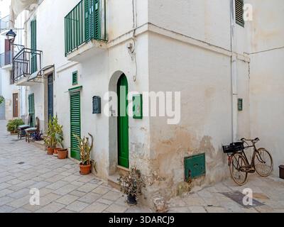 Vélo garé devant un bâtiment dans la vieille ville de Polignano a Mare Banque D'Images