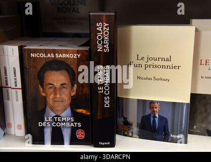 Paris, France. 11 décembre 2025. Nouveau livre (le Journal d'un prisonnier) écrit en prison par l'ancien président Nicolas Sarkozy publié le 10 décembre 2025 à Paris le 11 décembre 2025. Photo par Alain Apaydin/ABACAPRESS.COM crédit : Abaca Press/Alamy Live News Banque D'Images