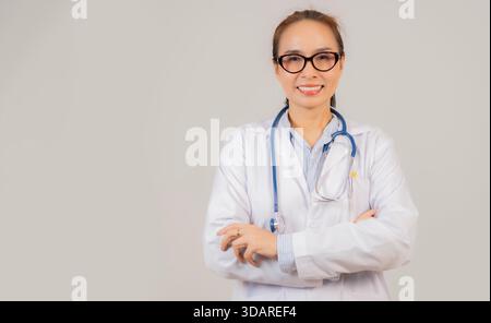 Portrait de femme souriante médecin médecin pédiatre portant une robe blanche avec stéthoscope autour du cou debout sur fond blanc et Banque D'Images