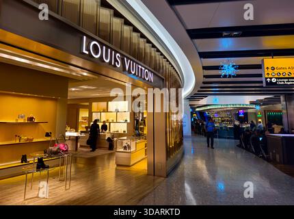 Londres, Royaume-uni, novembre 25 2025 : boutique Louis vuitton à l'intérieur du terminal moderne de l'aéroport offrant une expérience shopping de luxe Banque D'Images