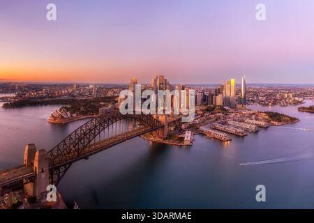 Port aérien de Sydney surélevé Lavender Bay vue sur le paysage urbain au lever du soleil du quartier des affaires de la ville sur le pont depuis North Sydney en Australie. Banque D'Images