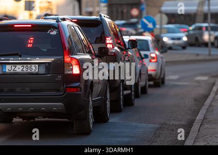 Riga, Lettonie - 2 mars 2021 : plusieurs VUS s'alignent à une intersection très fréquentée, créant un embouteillage aux heures de pointe. Banque D'Images