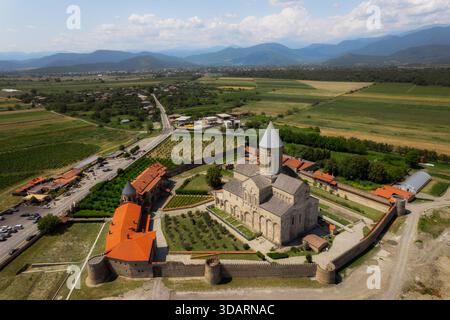 Complexe du monastère d'Alaverdi vue panoramique aérienne à Kakheti, Géorgie Banque D'Images