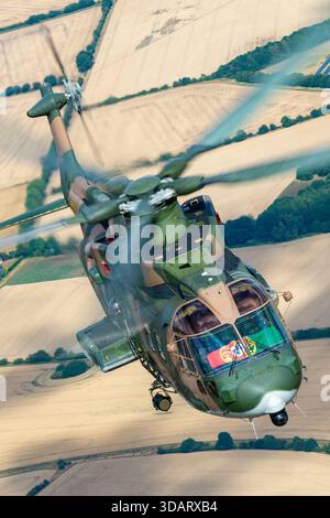 Vue rapprochée du pilote de l'armée de l'air portugaise AugustaWestland EH1-1-514, immatriculé 19606, effectuant un vol air-air à Riat Fairford. Banque D'Images