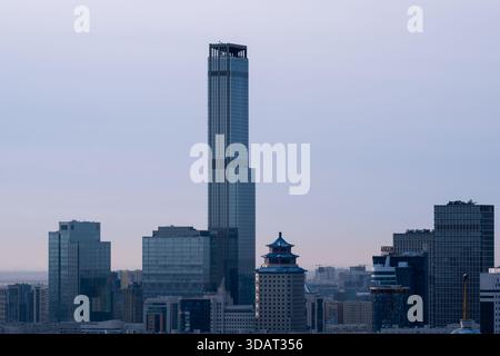 Vue panoramique sur Astana avec le gratte-ciel Abu Dhabi Plaza et Beijing Palace Soluxe Hotel, symbolisant la diversité culturelle au Kazakhstan Banque D'Images