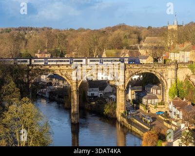 Un train Northern Rail traversant les arches en pierre historiques du viaduc de Knaresborough au-dessus de la rivière Nidd. Banque D'Images