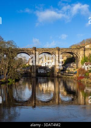 Le viaduc de Knaresborough et son reflet dans la rivière Nidd par une journée ensoleillée dans le North Yorkshire. Banque D'Images