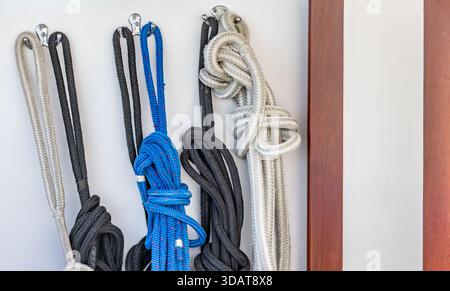 image détaillée d'un groupe de lignes de quai suspendues dans un bateau Banque D'Images