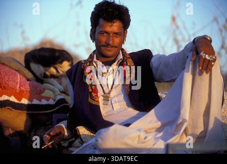 Portrait d'un homme gitan de Kalbeliya dans le désert du Rajasthan, Pushkar, Inde. Banque D'Images