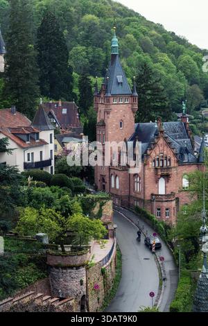 Pittoresque petit château luxuriant sur la colline de Heidelberg entoure de charmants bâtiments historiques route sinueuse menant à la tour de briques ornées. Lumière de verdure fraîche Banque D'Images