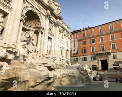 Les visiteurs se rassemblent autour de la fontaine de Trevi à Rome, en Italie, pour admirer les sculptures baroques spectaculaires et les chutes d’eau de l’une des fontaines les plus célèbres et emblématiques du monde le 19 novembre 2019 Banque D'Images