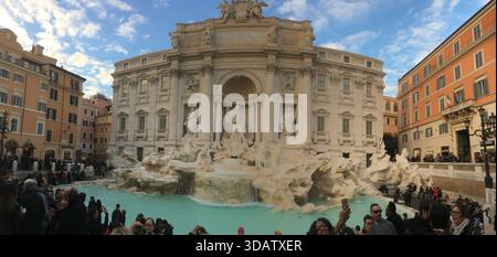 Les visiteurs se rassemblent autour de la fontaine de Trevi à Rome, en Italie, en admirant les sculptures baroques spectaculaires et l’eau en cascade de l’une des fontaines les plus célèbres et les plus emblématiques du 2e Décembre2016 Banque D'Images