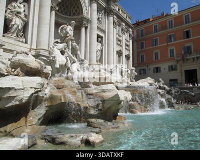 Les visiteurs se rassemblent autour de la fontaine de Trevi à Rome, en Italie, pour admirer les sculptures baroques spectaculaires et les chutes d’eau de l’une des fontaines les plus célèbres et emblématiques du monde 20 août 2013 Banque D'Images