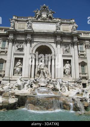 Les visiteurs se rassemblent autour de la fontaine de Trevi à Rome, en Italie, pour admirer les sculptures baroques spectaculaires et les chutes d’eau de l’une des fontaines les plus célèbres et emblématiques du monde 20 août 2013 Banque D'Images