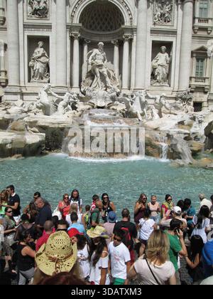 Les visiteurs se rassemblent autour de la fontaine de Trevi à Rome, en Italie, pour admirer les sculptures baroques spectaculaires et les chutes d’eau de l’une des fontaines les plus célèbres et emblématiques du monde 20 août 2013 Banque D'Images