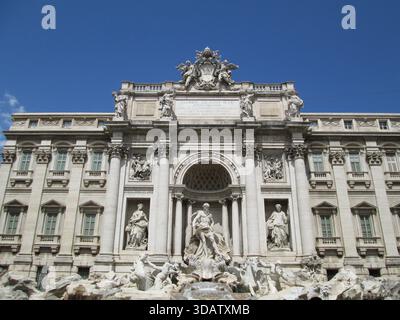Les visiteurs se rassemblent autour de la fontaine de Trevi à Rome, en Italie, pour admirer les sculptures baroques spectaculaires et les chutes d’eau de l’une des fontaines les plus célèbres et emblématiques du monde 20 août 2013 Banque D'Images