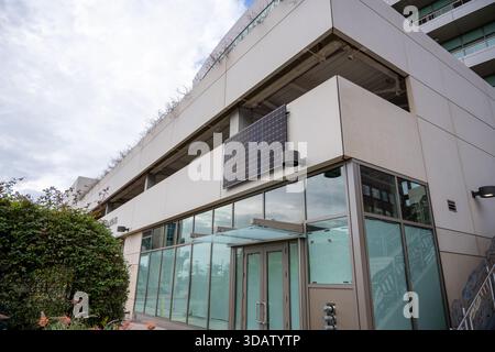 Un exemple de panneau solaire mural, dans lequel des panneaux photovoltaïques sont montés sur les murs du bâtiment plutôt que sur les toits, à Emeryville, Californie, le 12 novembre 2025. (Photo Smith Collection/Gado/Sipa USA) Banque D'Images