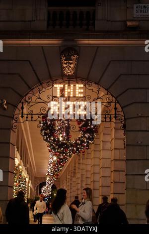 Présentation de Noël devant l'hôtel The Ritz alors que les gens passent et que des amis discutent, sur Piccadilly à Londres, en Angleterre. 10-11 déc. 2025 Banque D'Images