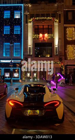 Supercar de nuit avec des décorations de Noël à Londres, Angleterre. 10-11 décembre 2025 Banque D'Images