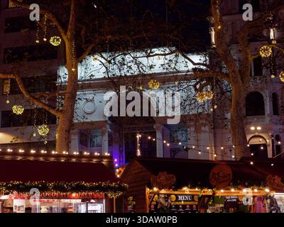 Leicester Square la nuit pendant la période des fêtes avec des lumières de Noël à Londres. 11 déc. 2025 Banque D'Images