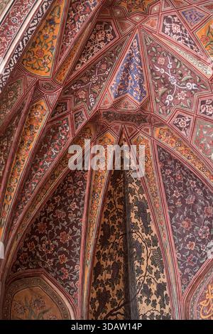 Vue du plafond à motifs complexes avec des motifs géométriques et floraux dans des couleurs riches et chaudes évoque un sens de l'histoire et de l'art, Lahore, Punjab, P. Banque D'Images