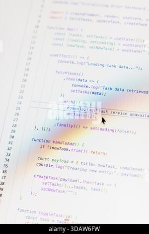 Code source informatique écrit généré en temps réel en gros plan sur le moniteur - lettres noires sur fond blanc - concept de numérisation, science, Re Banque D'Images