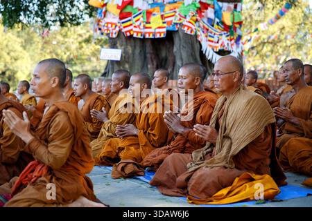 Lumbini, Népal – 10 mars 2015 : des moines bouddhistes prennent part à une cérémonie de prière à Lumbini, le lieu de naissance de Bouddha. Banque D'Images