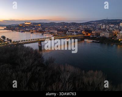 Vue aérienne du pont MOST SNP illuminé qui traverse le Danube en direction du château de Bratislava au crépuscule, Bratislava, région de Bratislava, SL Banque D'Images