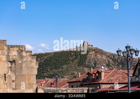 Découvrez la vue enchanteresse du monastère de Djvari perché au sommet d'une colline, surplombant la ville historique de Mtskheta en Géorgie, mettant en valeur l'ancienne et la Med Banque D'Images