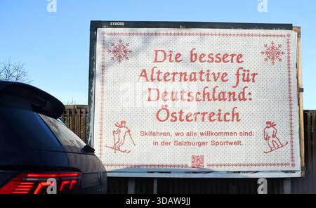 Plakat - Werbung 12.12.2025, Erfurt, Grossflaechenplakat an einer Strasse in Erfurt - zu lesen ist Die bessere Alternative fuer Deutschland : Oesterreich - Skifahren, WO alle willkommen sind : In der Salzburger Sportwelt *** Poster Advertising 12 12 2025, Erfurt, grand panneau d'affichage dans une rue d'Erfurt à lire est la meilleure alternative pour l'Allemagne le ski où tous sont bienvenus en Autriche Banque D'Images