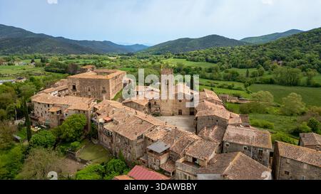 Vue aérienne de Barruera, nichée dans les Pyrénées luxuriantes, Espagne. L'image capture des bâtiments en pierre rustiques, des collines verdoyantes et des paysages pittoresques, s. Banque D'Images