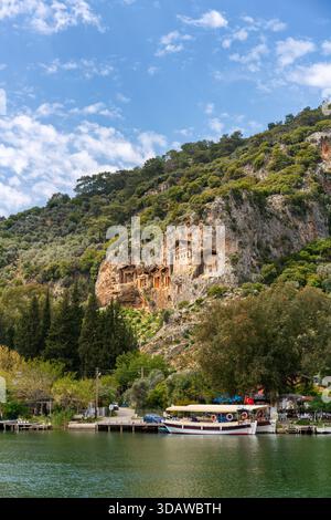 Les tombeaux des Rois de Kaunos, sculptés dans les falaises de Dalyan, offrent un aperçu étonnant de l'ancienne civilisation lycienne, juxtaposée à des gr luxuriants Banque D'Images