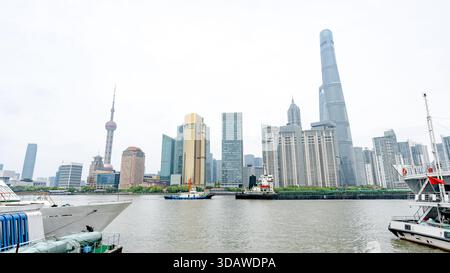 Vue panoramique sur les gratte-ciel de Shanghai avec l'emblématique Tour de la perle orientale et les gratte-ciel modernes le long de la rivière Huangpu, mettant en valeur la ville animée Banque D'Images