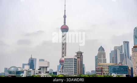 Une vue saisissante sur Shanghai, avec la futuriste Pearl Tower au milieu de gratte-ciels modernes et de bâtiments historiques, dans un cadre couvert Banque D'Images