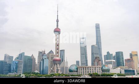 Les gratte-ciel modernes dominent l'horizon de Shanghai, avec des structures emblématiques comme la Tour de la Perle orientale. Le paysage urbain met en valeur Shanghai vibrant Banque D'Images