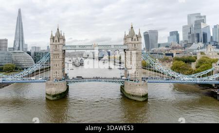 Vue aérienne époustouflante de Tower Bridge avec des monuments emblématiques comme le Shard, la Tour de Londres et le Walkie Talkie Building, mettant en valeur le Londres animé Banque D'Images