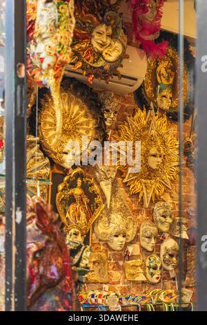 Venise, Italie - 10.11.2024 : exposition colorée de masques vénitiens dans une vitrine de magasin à Venise, Italie Banque D'Images