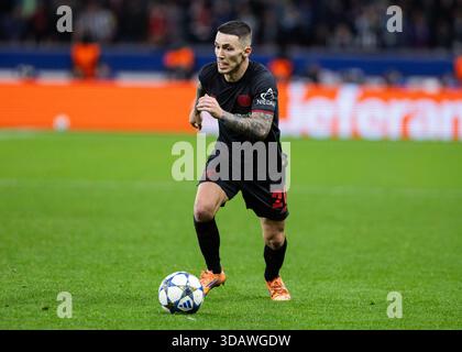 Leverkusen, BayArena, 10.12.2025 : Alejandro Grimaldo de Leverkusen court avec le ballon lors du match de championnat Bayer 04 Leverkusen v. Newcastl Banque D'Images