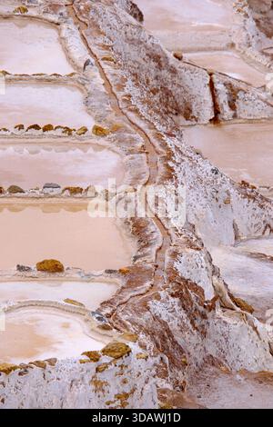 Configuration de bassins salants en terrasses dans les mines de sel de Maras dans la Vallée sacrée du Pérou Banque D'Images