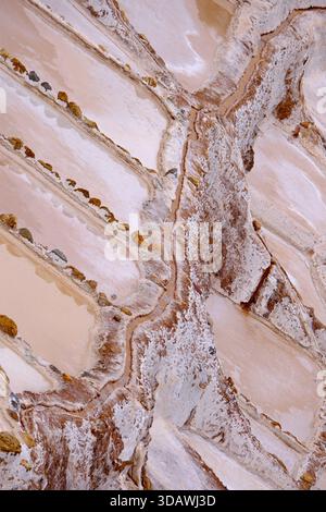 Configuration de bassins salants en terrasses dans les mines de sel de Maras dans la Vallée sacrée du Pérou Banque D'Images