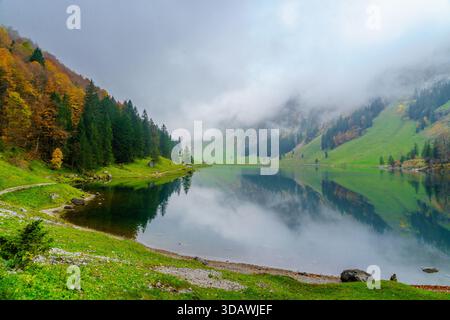 Vue sur le lac Seealpsee, dans la chaîne Alpstein, Appenzell Innerrhoden, Suisse Banque D'Images
