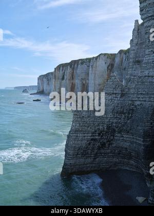 Falaises de craie avec silex encastré et paysages de plage sur la côte d'Albâtre près d'Etretat en Normandie, France Banque D'Images