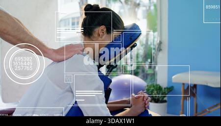 Recevant le visage de repos de la femme dans le fauteuil de massage bleu à la clinique, thérapeute appuyant en arrière avec des superpositions Banque D'Images