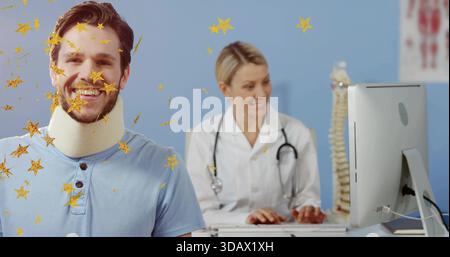 Patient souriant avec collier assis dans la clinique, docteur blanc blouse de laboratoire sténoscope dactylographie, espace de copie Banque D'Images