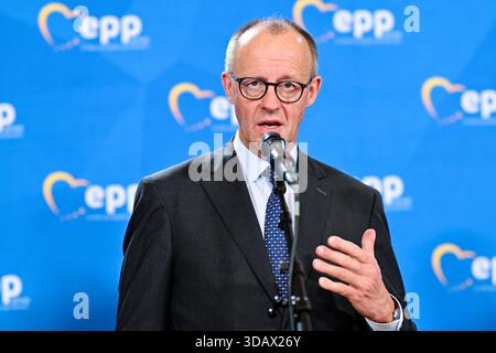 Heidelberg, Allemagne. 12 décembre 2025. Le chancelier allemand, le conservateur Friedrich Merz, a profité d'une réunion du Parti populaire européen dans la ville allemande de Heidelberg pour discuter de l'état des pourparlers de paix pour l'Ukraine, entre autres sujets. Crédit : Uwe Anspach/dpa/Alamy Live News Banque D'Images