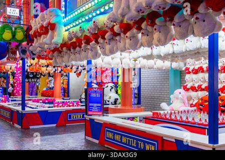 Le stand de jeu vibrant de parc d'attractions affiche des prix colorés de jouet en peluche. Parc à thème couvert Skytropolis, Genting Highlands. Divertissement familial, joyeux a Banque D'Images