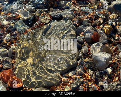 Pierres et cailloux dans l'eau transparente de l'océan Banque D'Images